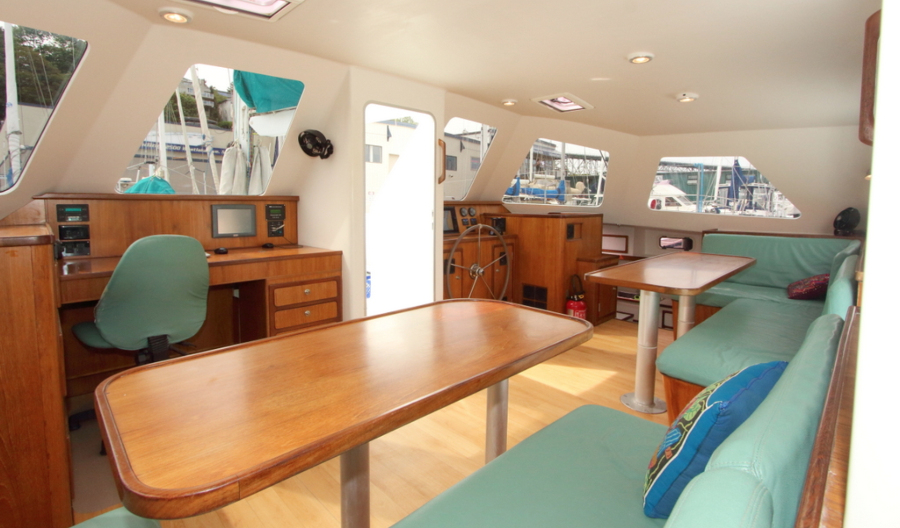  Salon looking to starboard 