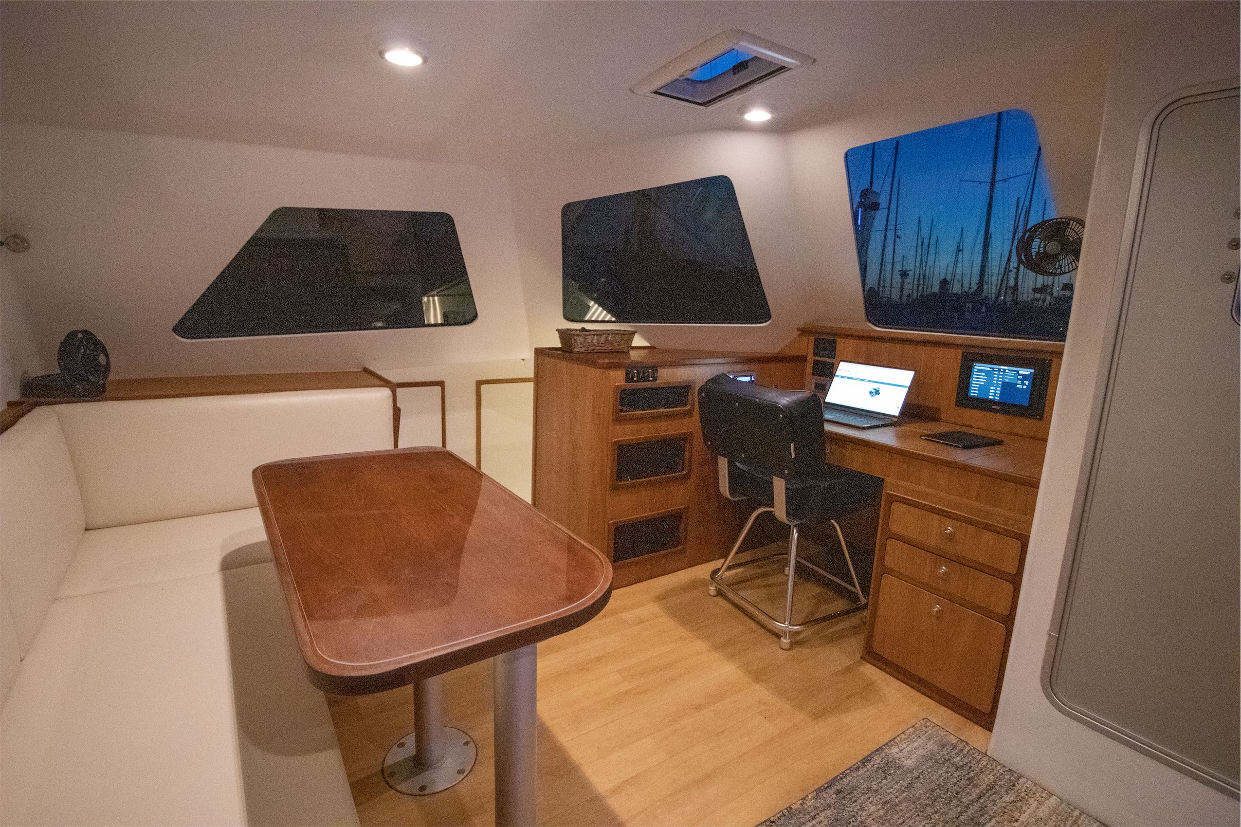  Salon looking to port 